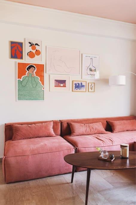 Vibrant Retreat - Funky Style and Acropolis View
