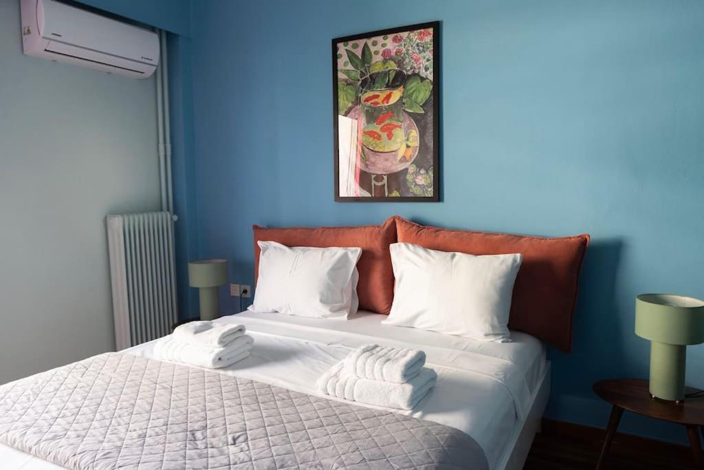 Vibrant Retreat - Funky Style and Acropolis View
