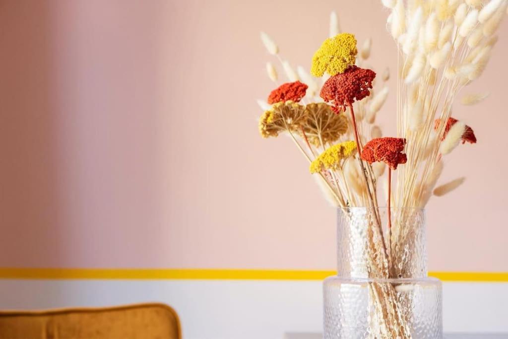 Vibrant Retreat - Funky Style and Acropolis View