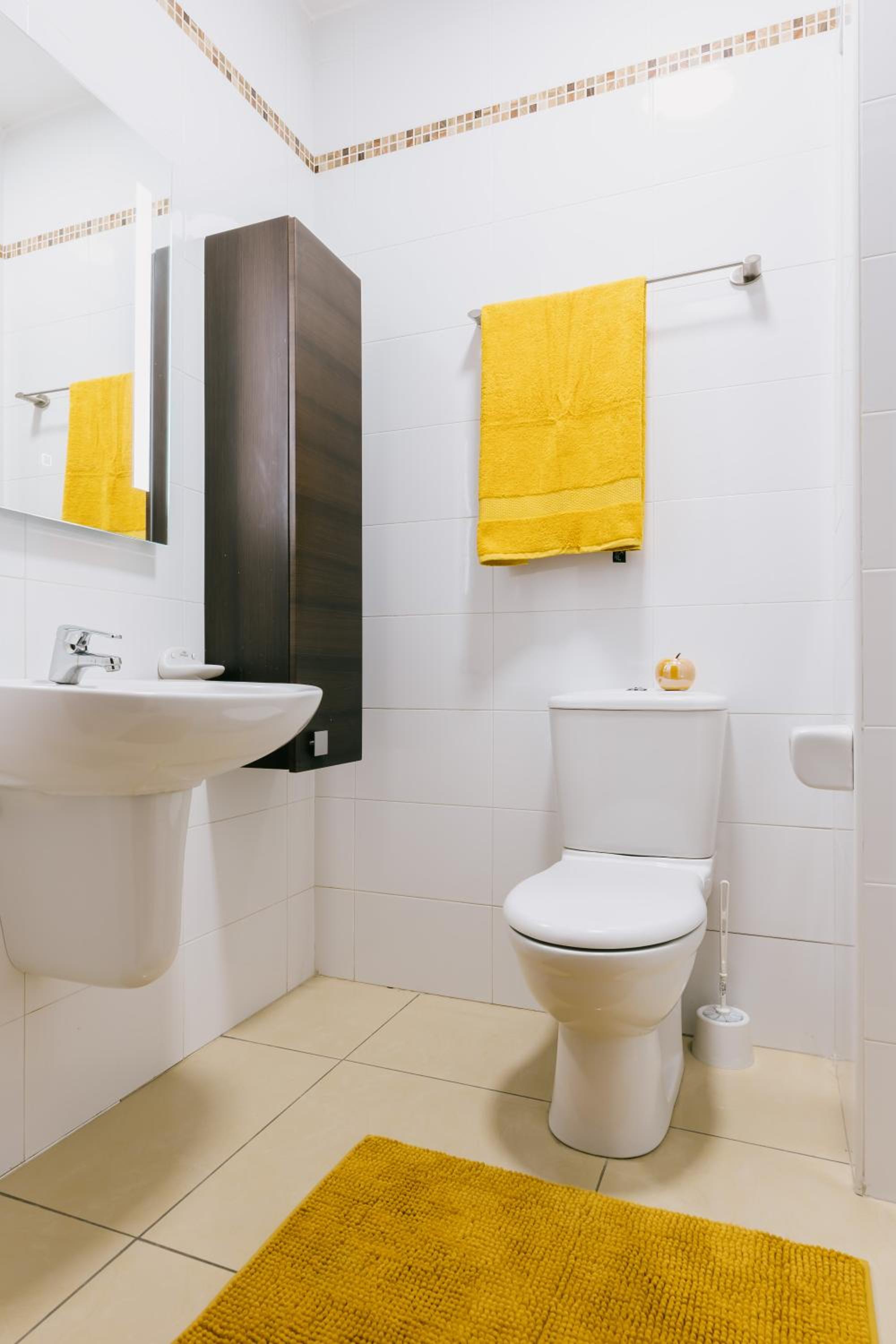 Spacious 2BR GARDEN Apt in Gated Complex Near Beach view 2