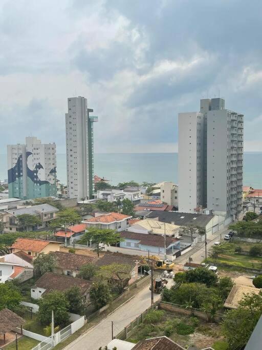 Ap a 2 quadras da praia e próximo ao Beto Carrero