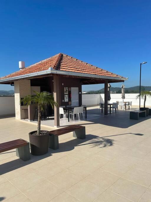 Ap a 2 quadras da praia e próximo ao Beto Carrero