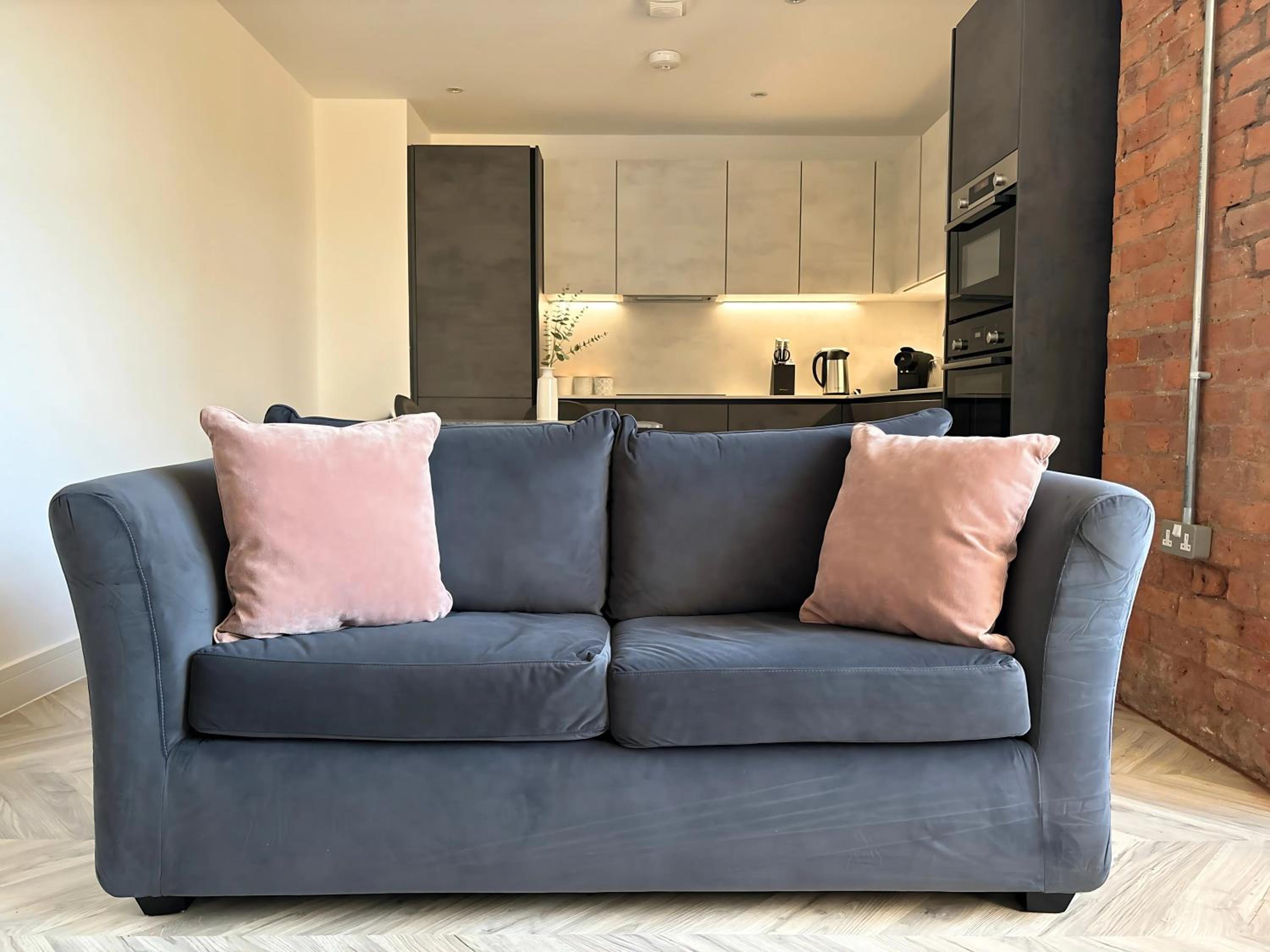 Manchester Apt, Free Parking, Business, Couples & Families view 5