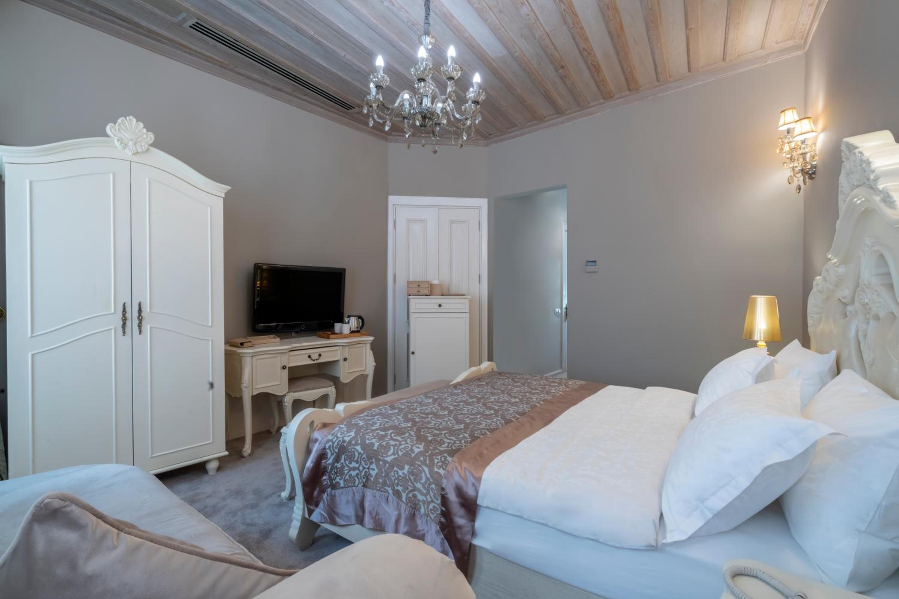 Elegance East Hotel - Image 28