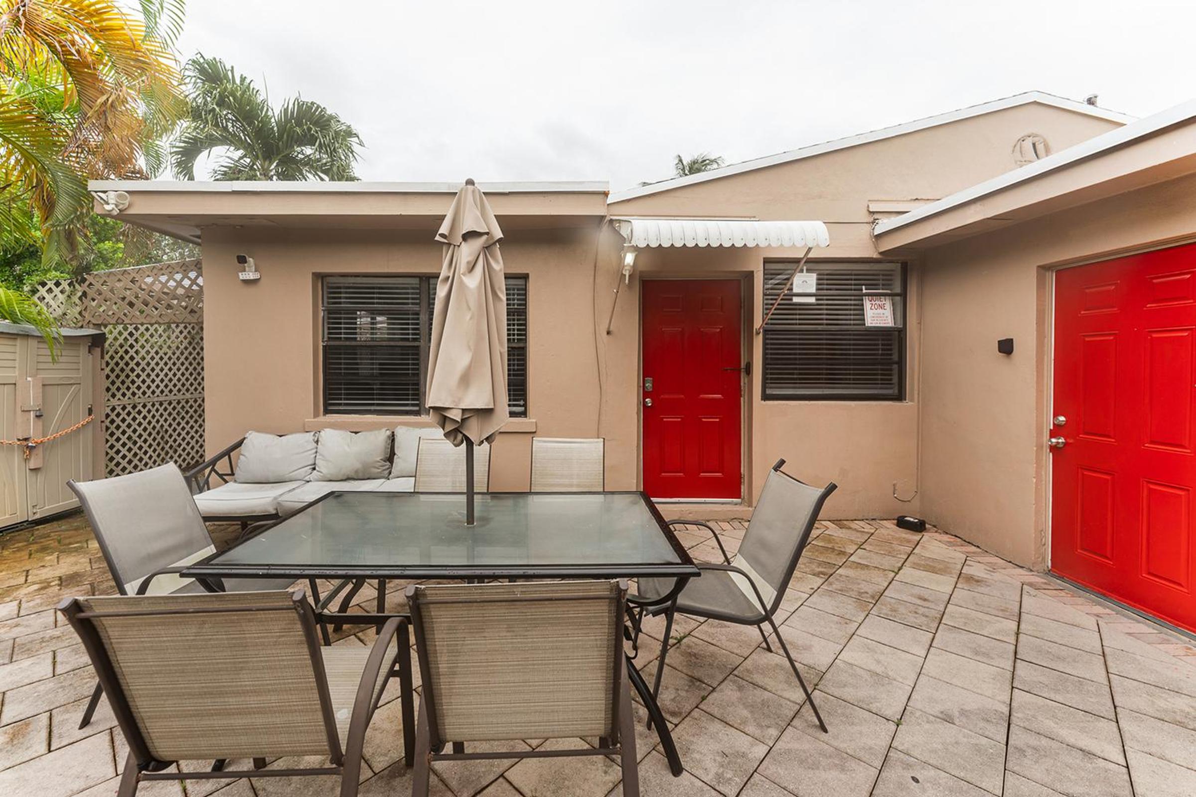Spacious 5BR Home with Pool, Near Downtown & Beach view 3