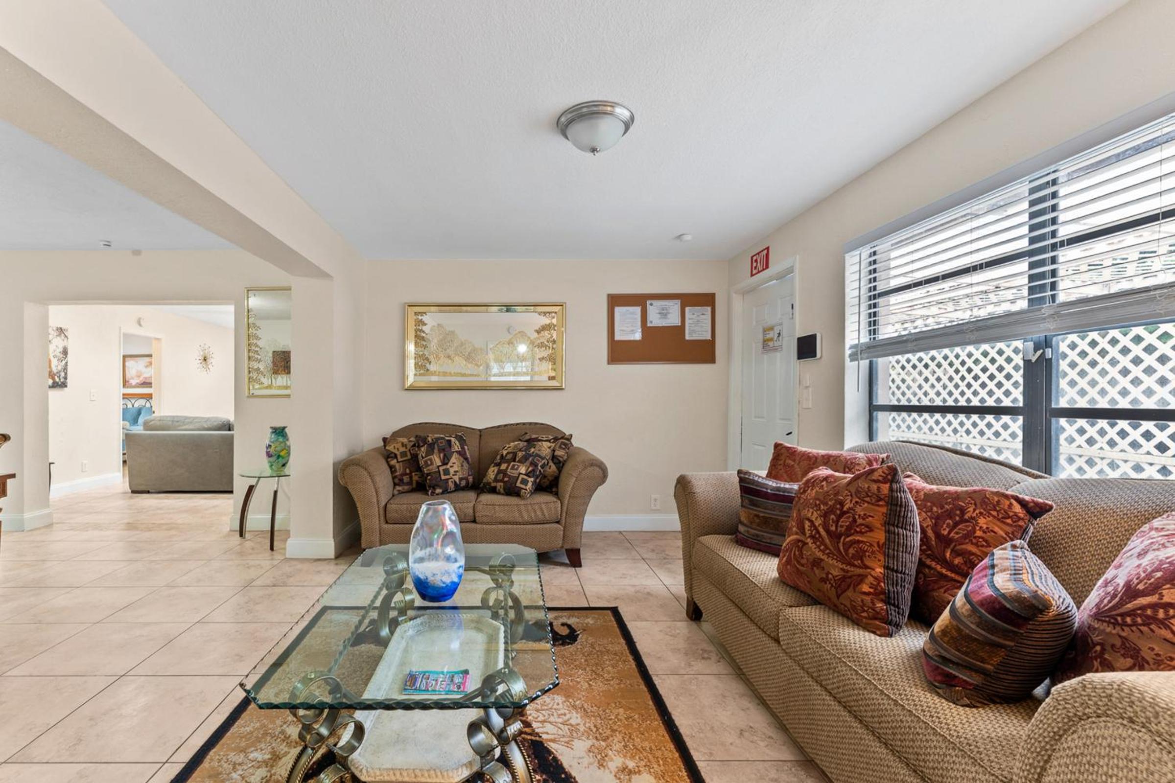Spacious 5BR Home with Pool, Near Downtown & Beach view 5