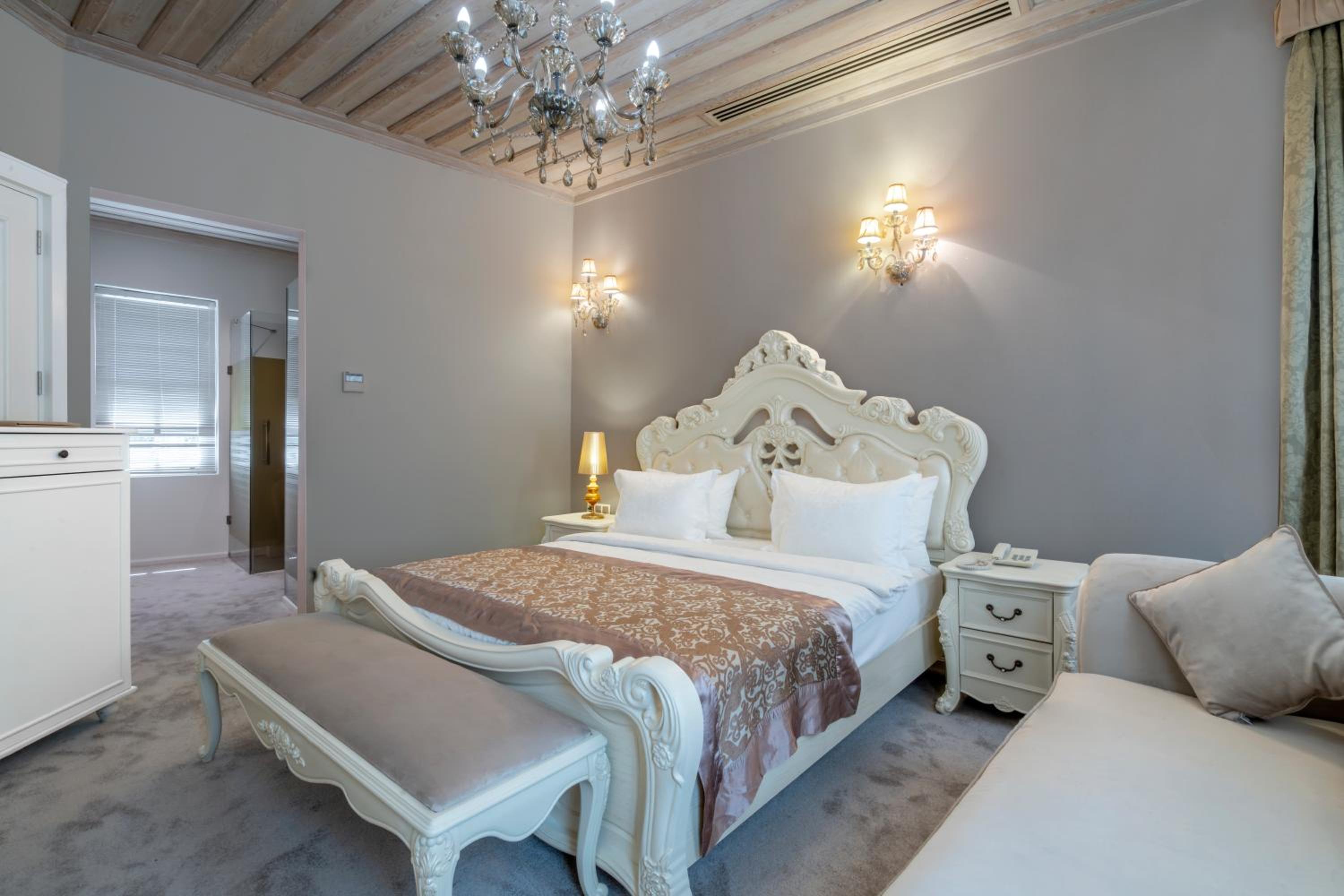 Elegance East Hotel - Image 32