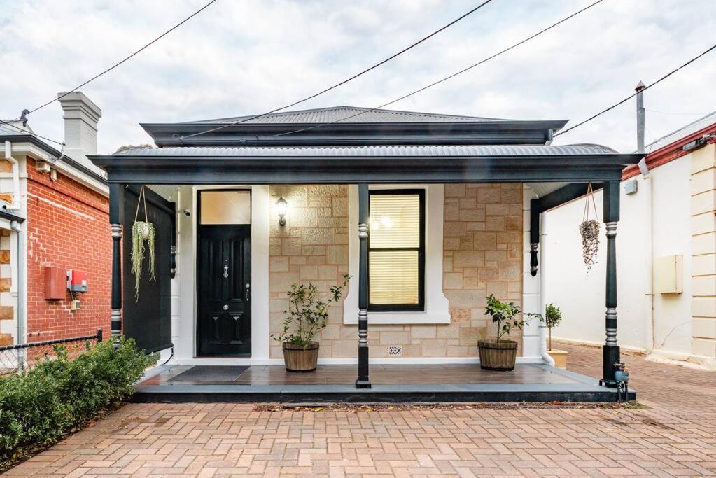 Essex Cottage with garden, 2BR, near Adelaide Showground