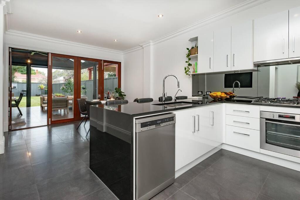 Essex Cottage with garden, 2BR, near Adelaide Showground