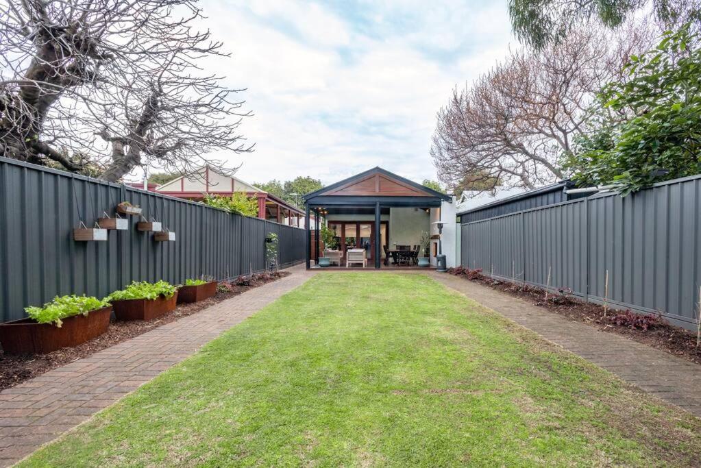 Essex Cottage with garden, 2BR, near Adelaide Showground