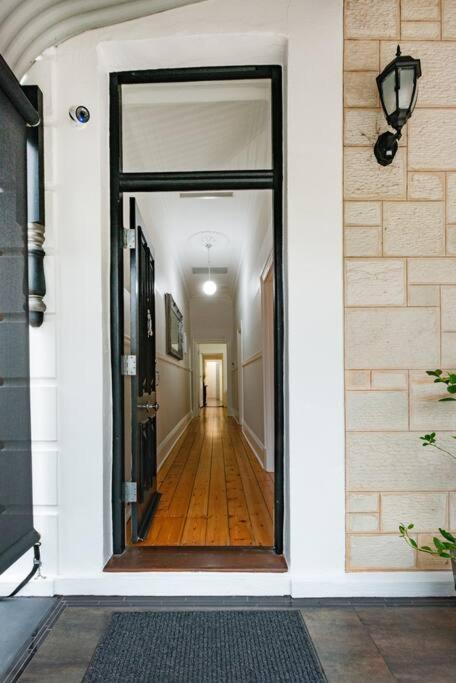Essex Cottage with garden, 2BR, near Adelaide Showground