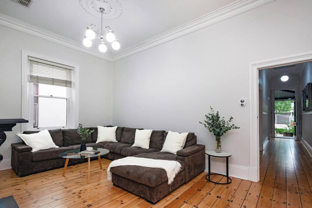 Essex Cottage with garden, 2BR, near Adelaide Showground