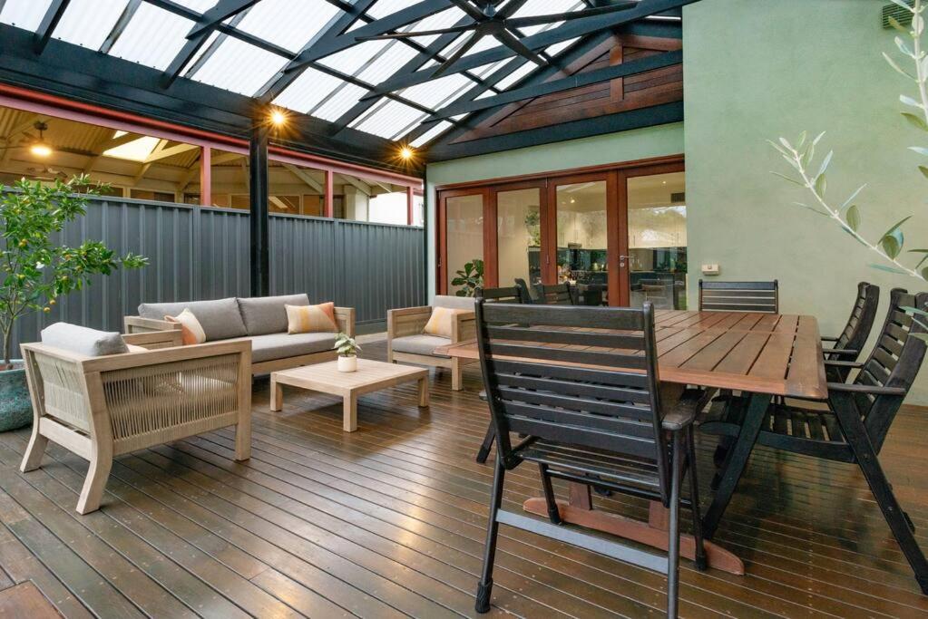 Essex Cottage with garden, 2BR, near Adelaide Showground