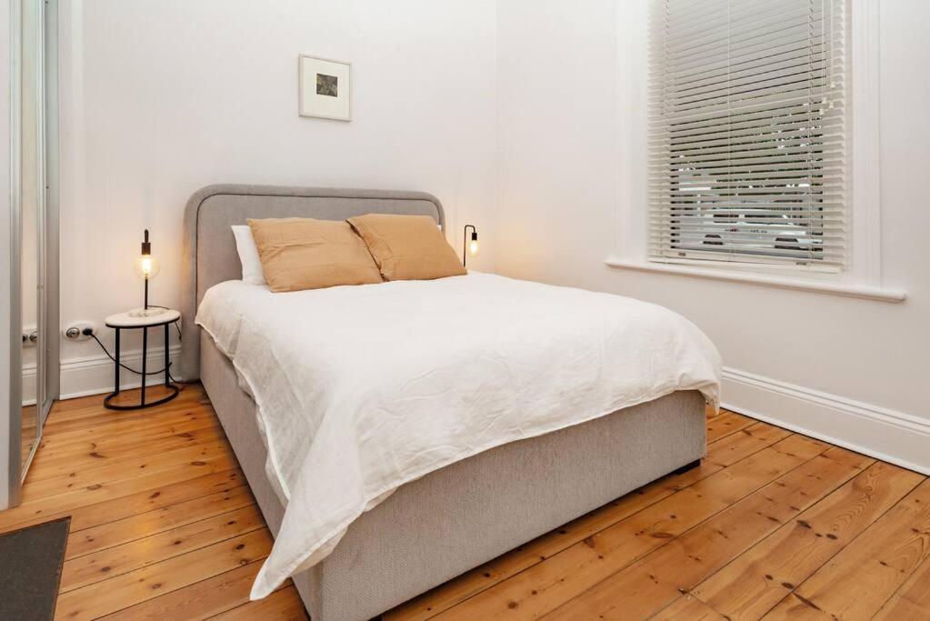 Essex Cottage with garden, 2BR, near Adelaide Showground