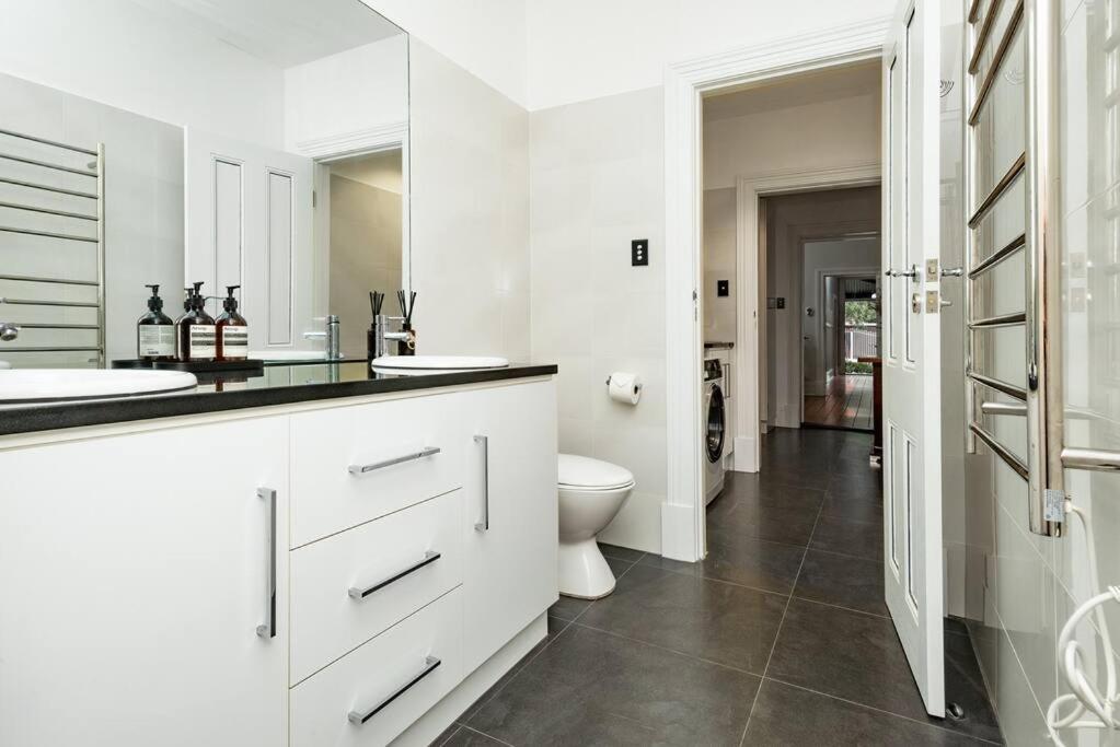 Essex Cottage with garden, 2BR, near Adelaide Showground