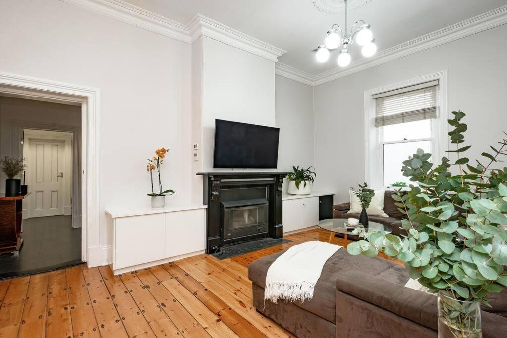 Essex Cottage with garden, 2BR, near Adelaide Showground