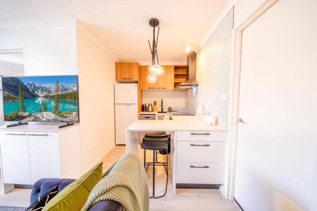 Stylish 1-Bedroom Stay with Balcony & Amenities