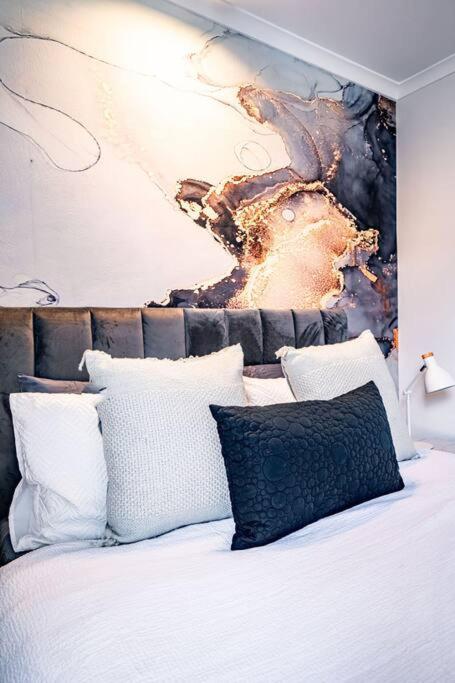 Stylish 1-Bedroom Stay with Balcony & Amenities