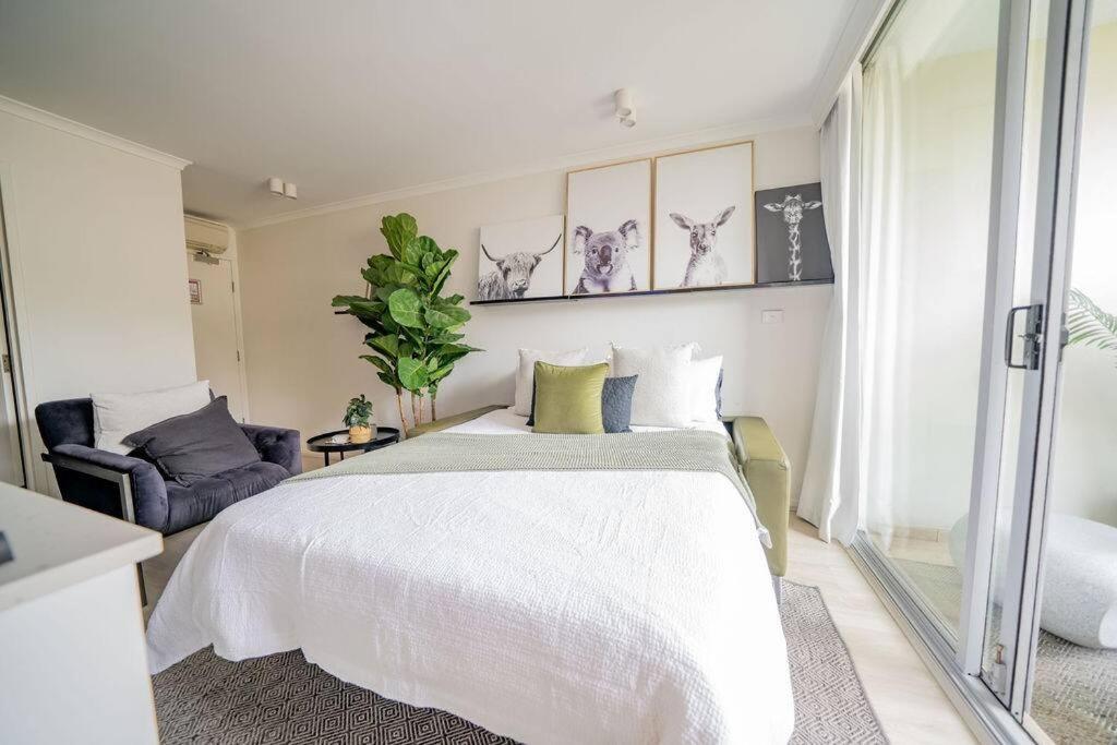 Stylish 1-Bedroom Stay with Balcony & Amenities