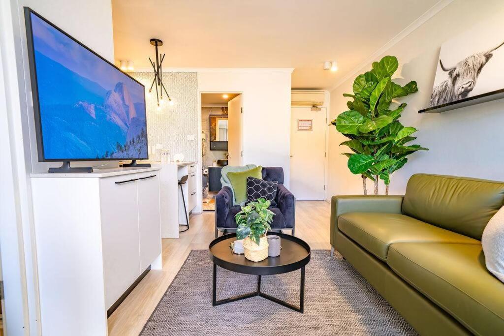 Stylish 1-Bedroom Stay with Balcony & Amenities