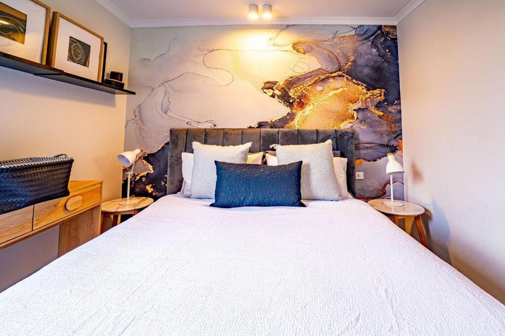 Stylish 1-Bedroom Stay with Balcony & Amenities