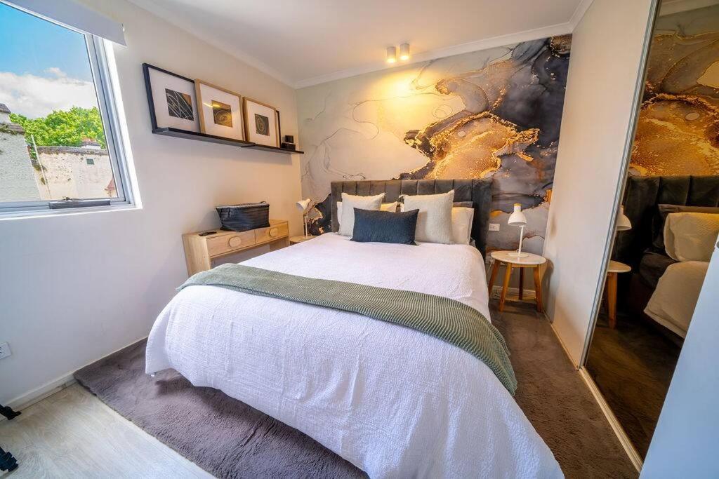 Stylish 1-Bedroom Stay with Balcony & Amenities