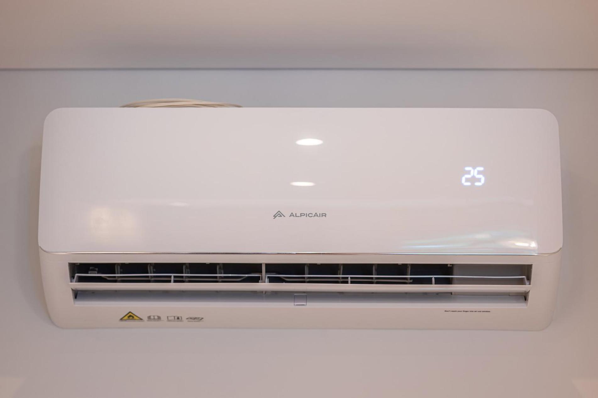 cohost I Brand New Apt, w-AC in a Central Location