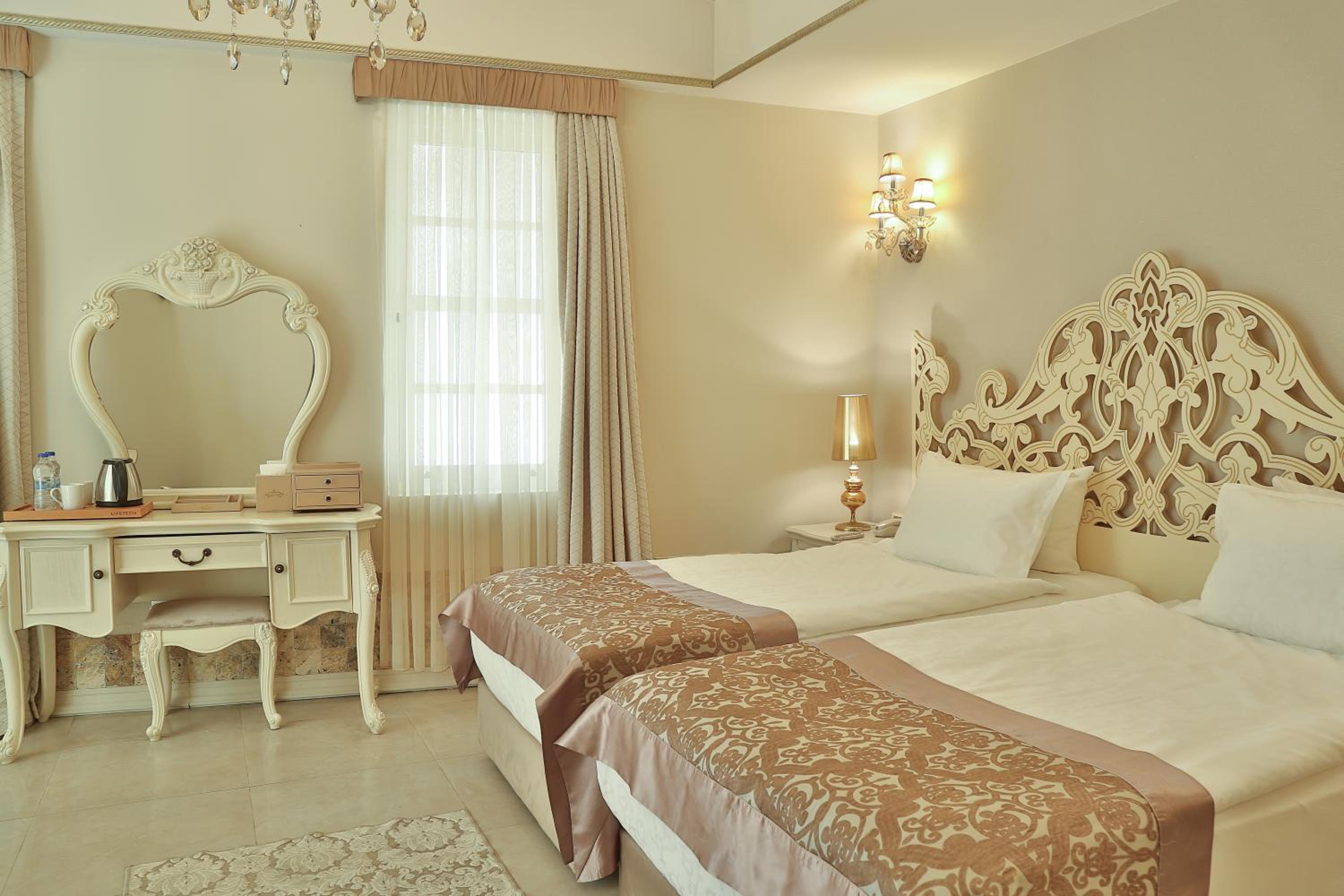 Elegance East Hotel - Image 37