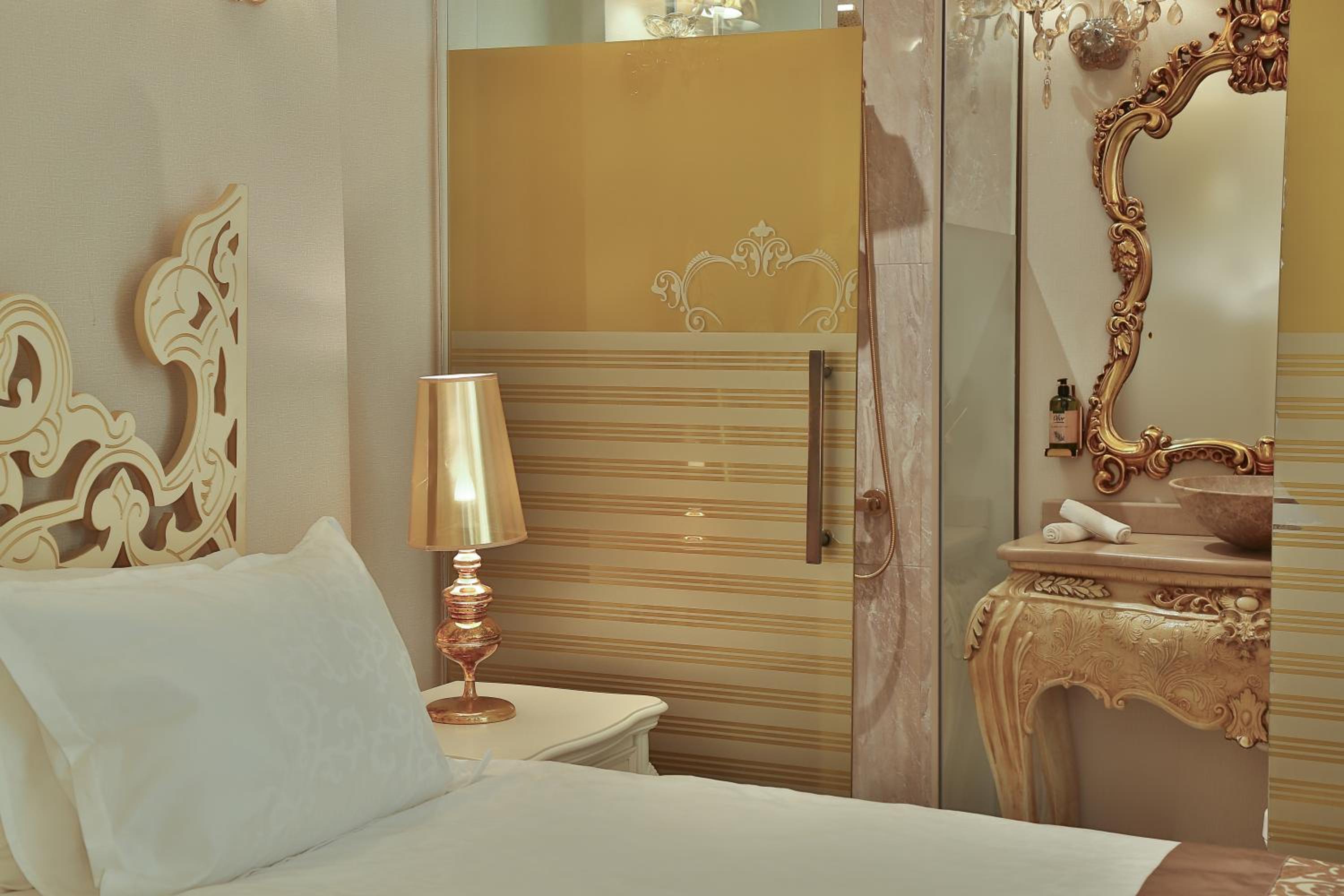 Elegance East Hotel - Image 39