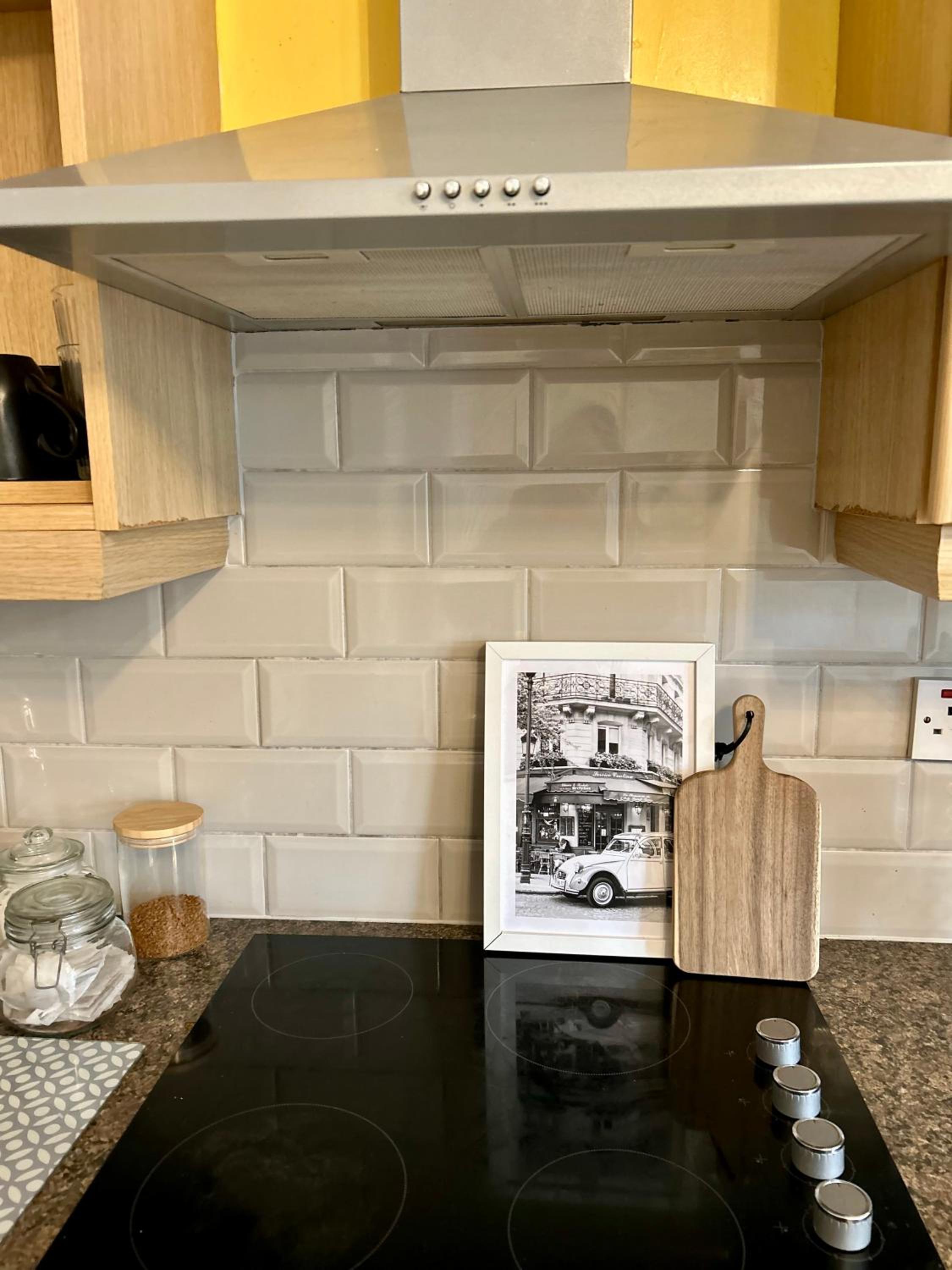 Modern 2 Bed Apartment With Free Parking And Netflix view 5