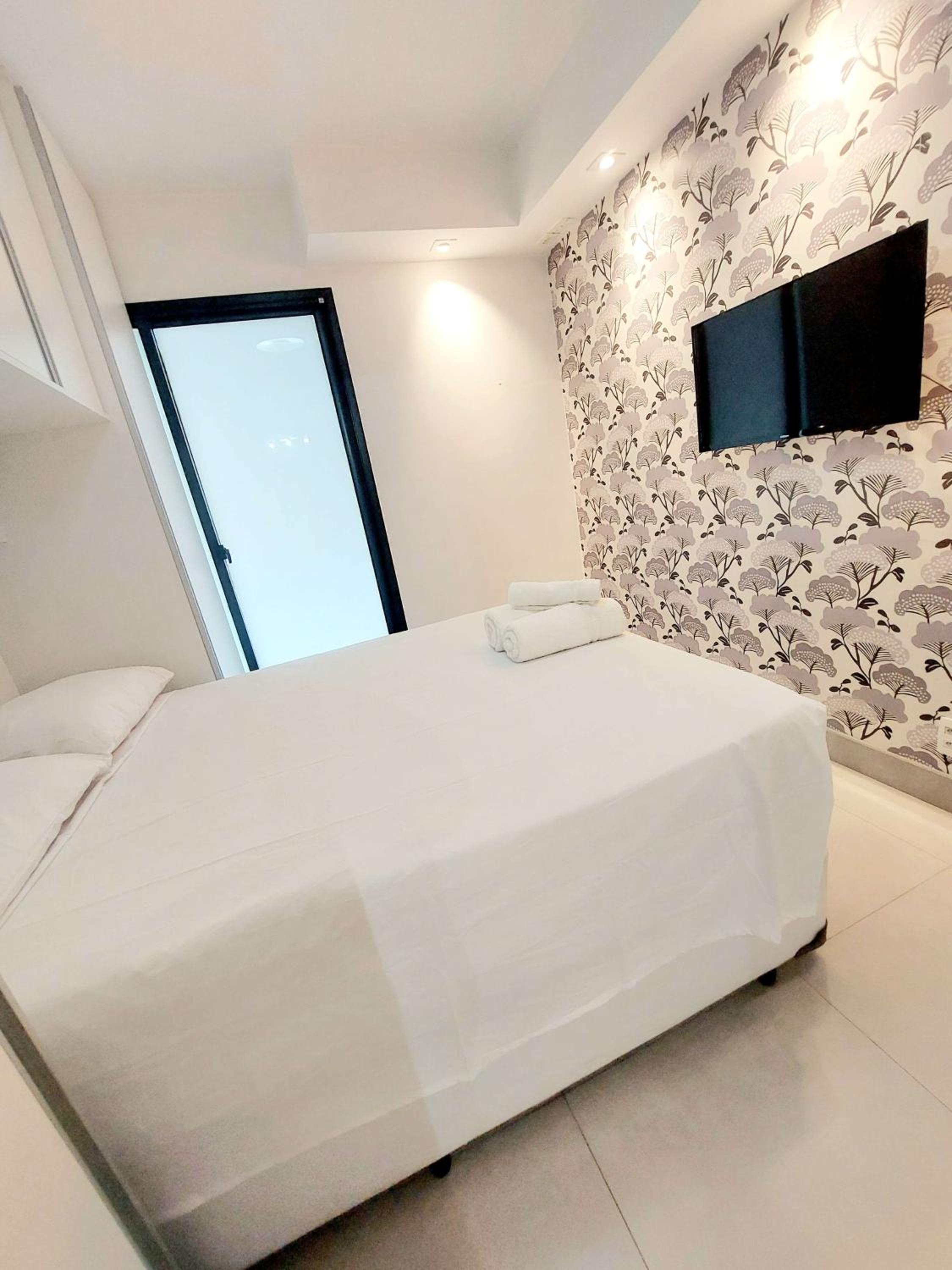 TEM TUDO Piscina Academia Sauna Squash