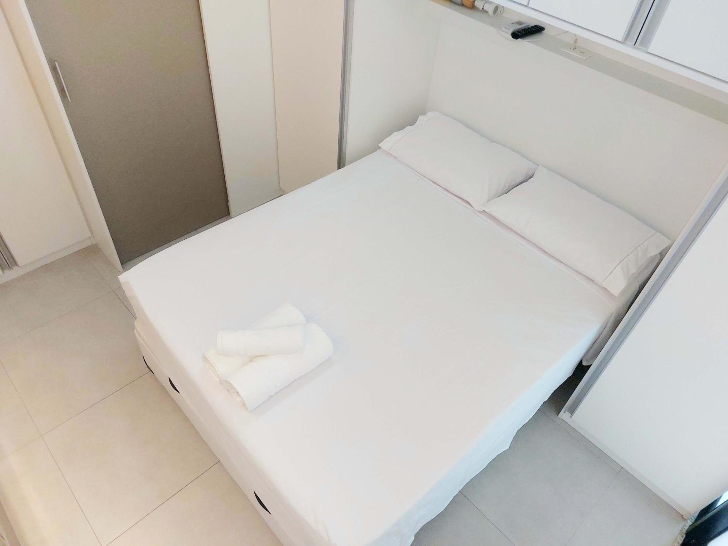 TEM TUDO Piscina Academia Sauna Squash