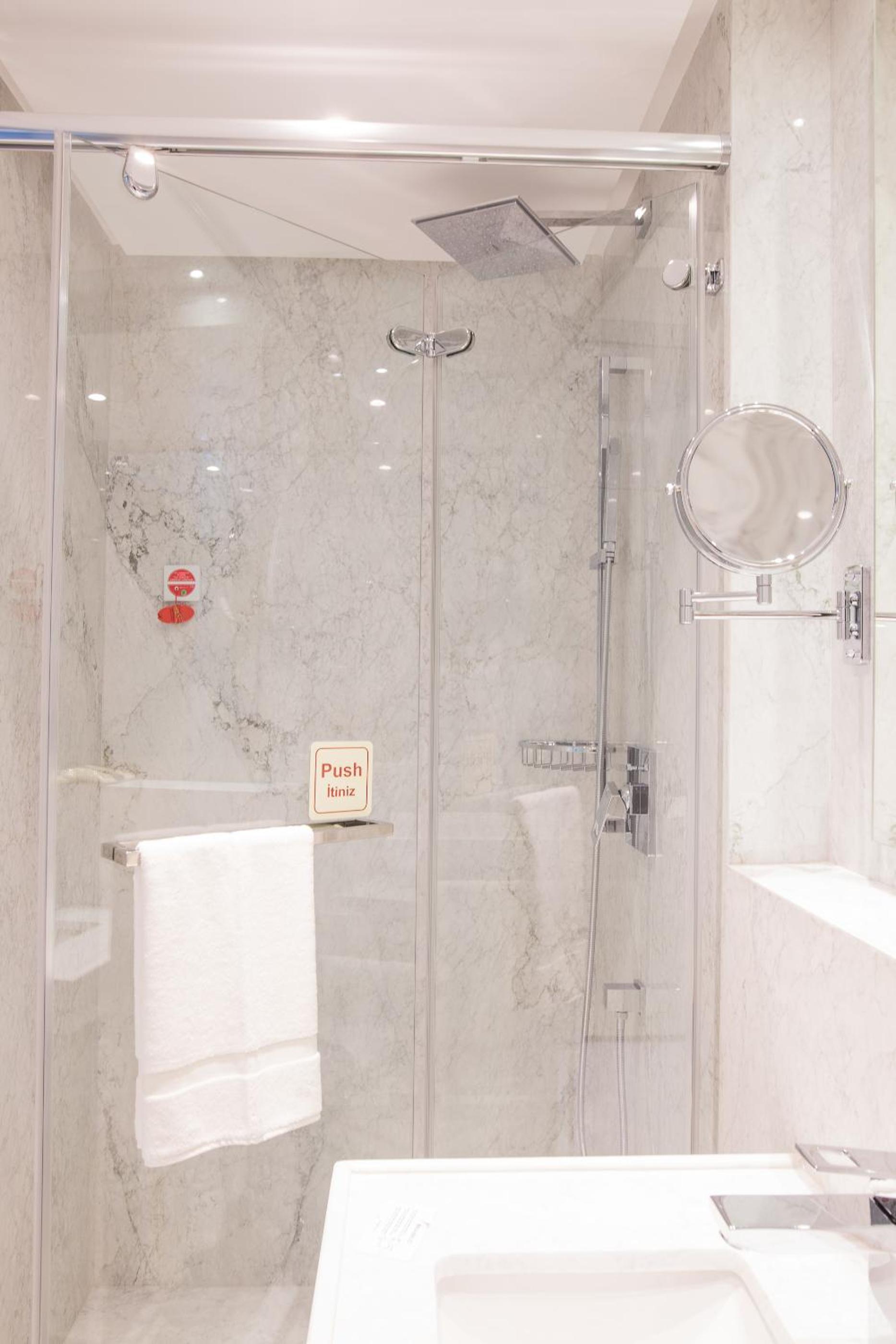 Maroon Otel Pera - Image 53