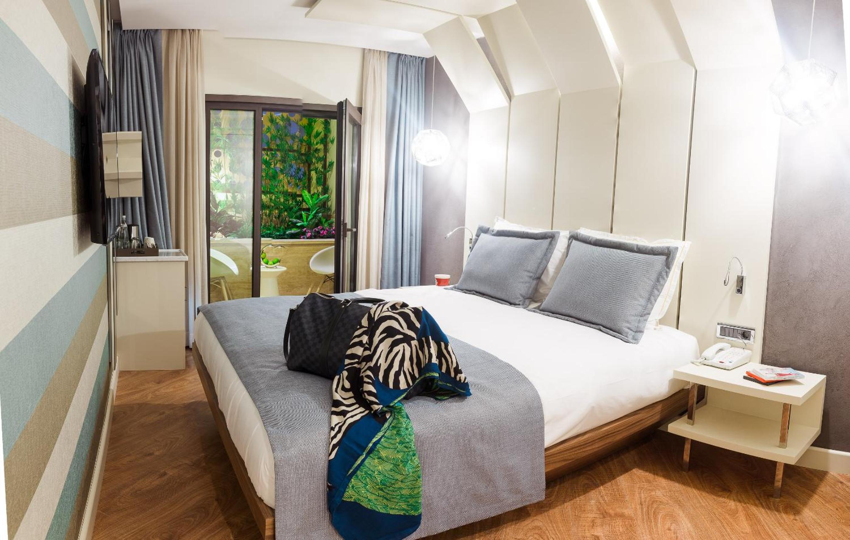 Maroon Otel Pera - Image 18