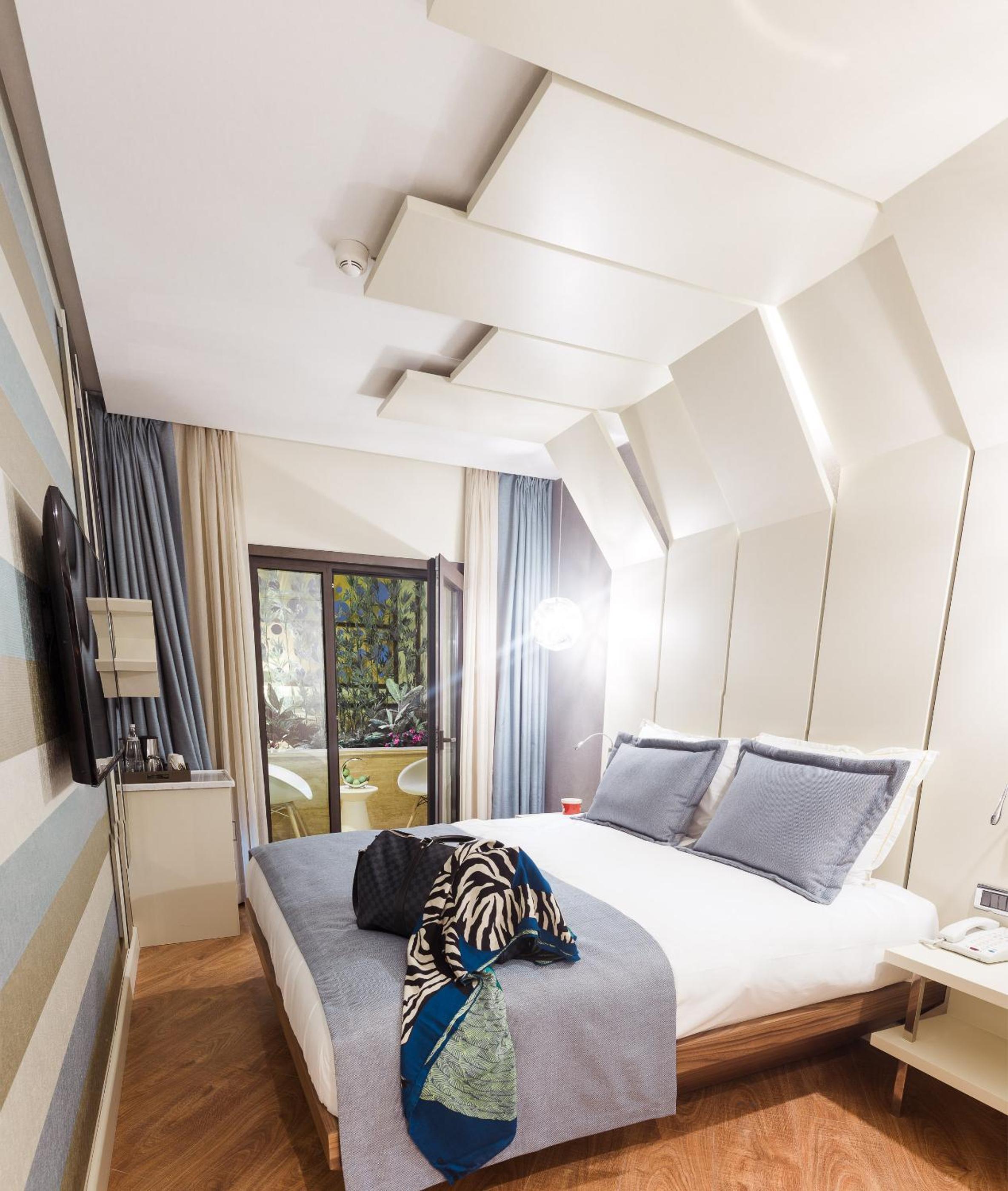 Maroon Otel Pera - Image 43