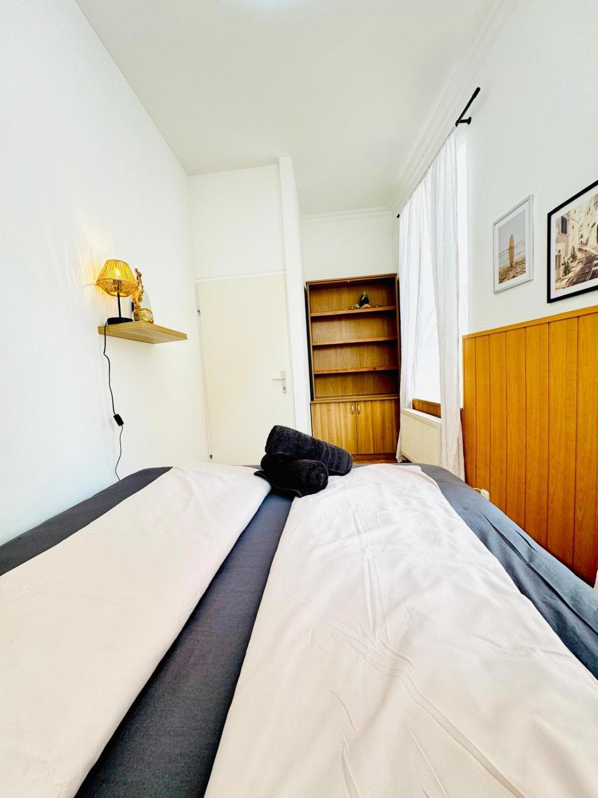 Urban 10-Bedroom Retreat, 8 Minutes from Rathausplatz