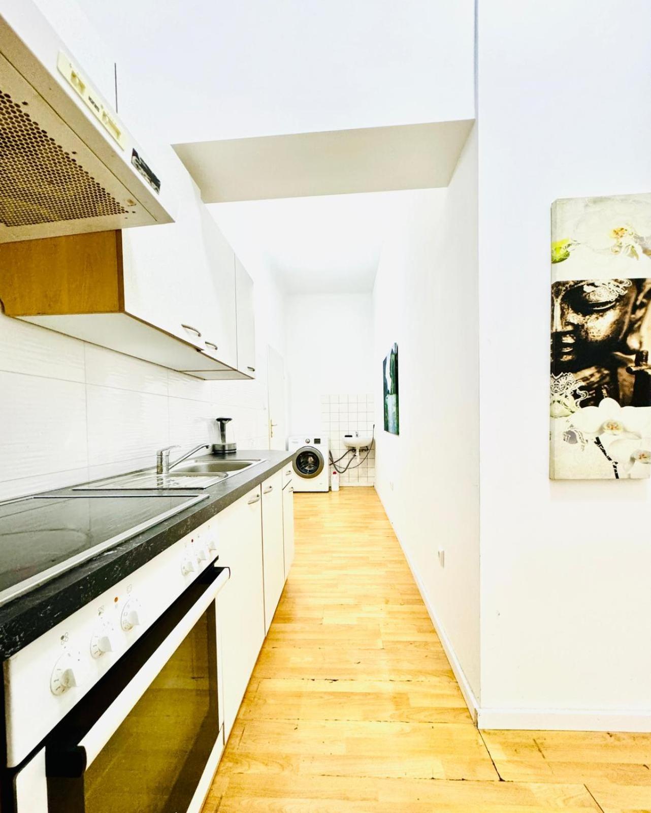 Urban 10-Bedroom Retreat, 8 Minutes from Rathausplatz