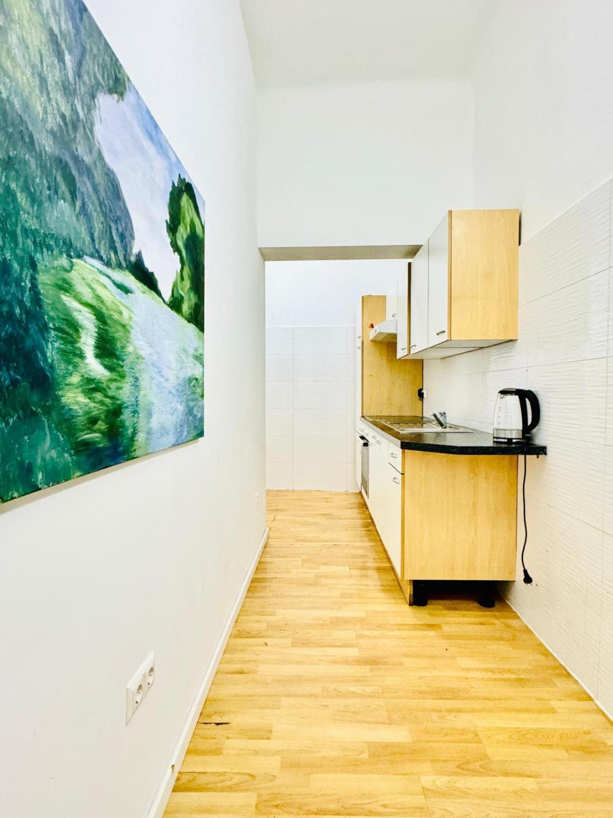 Urban 10-Bedroom Retreat, 8 Minutes from Rathausplatz