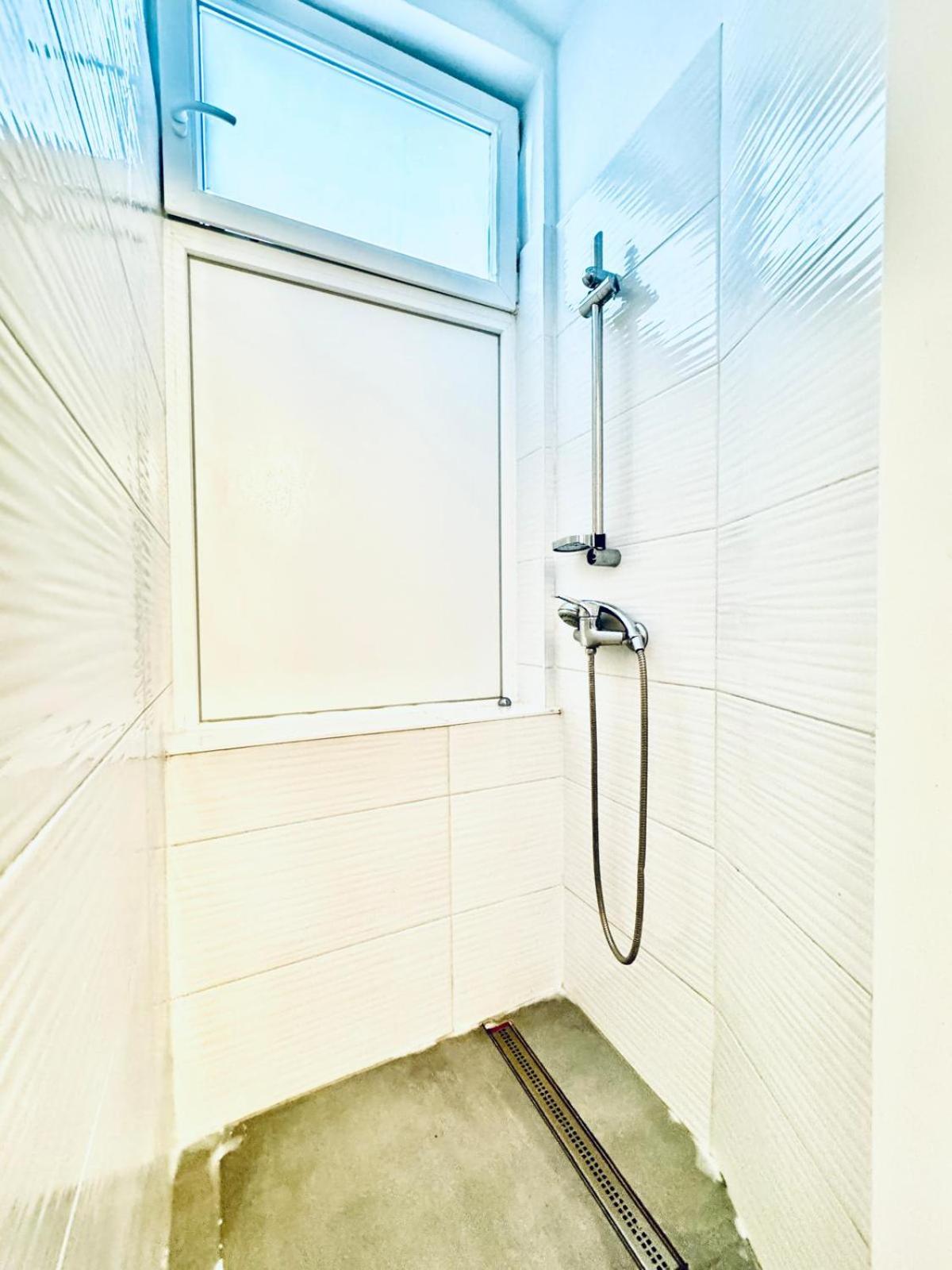 Urban 10-Bedroom Retreat, 8 Minutes from Rathausplatz
