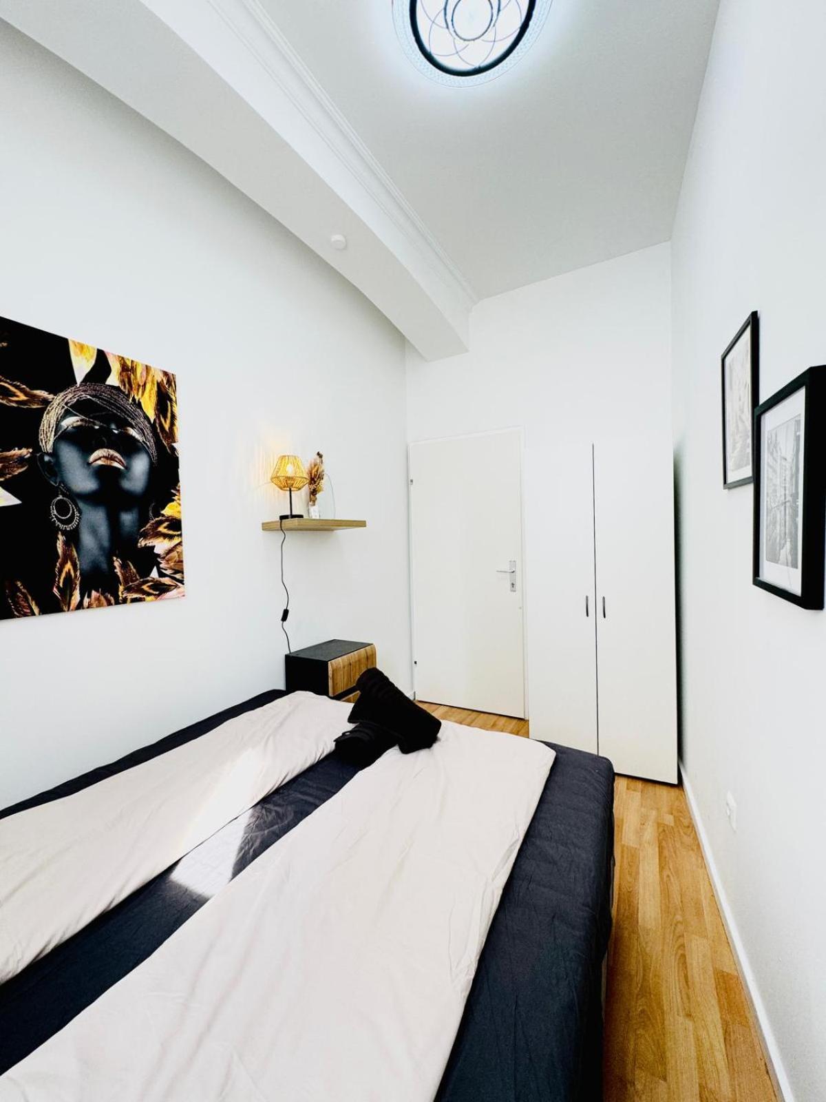 Urban 10-Bedroom Retreat, 8 Minutes from Rathausplatz
