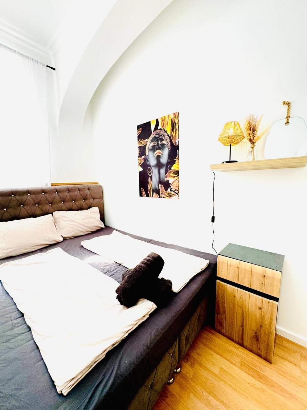 Urban 10-Bedroom Retreat, 8 Minutes from Rathausplatz