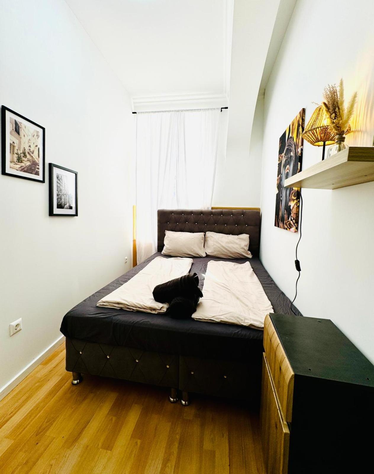Urban 10-Bedroom Retreat, 8 Minutes from Rathausplatz