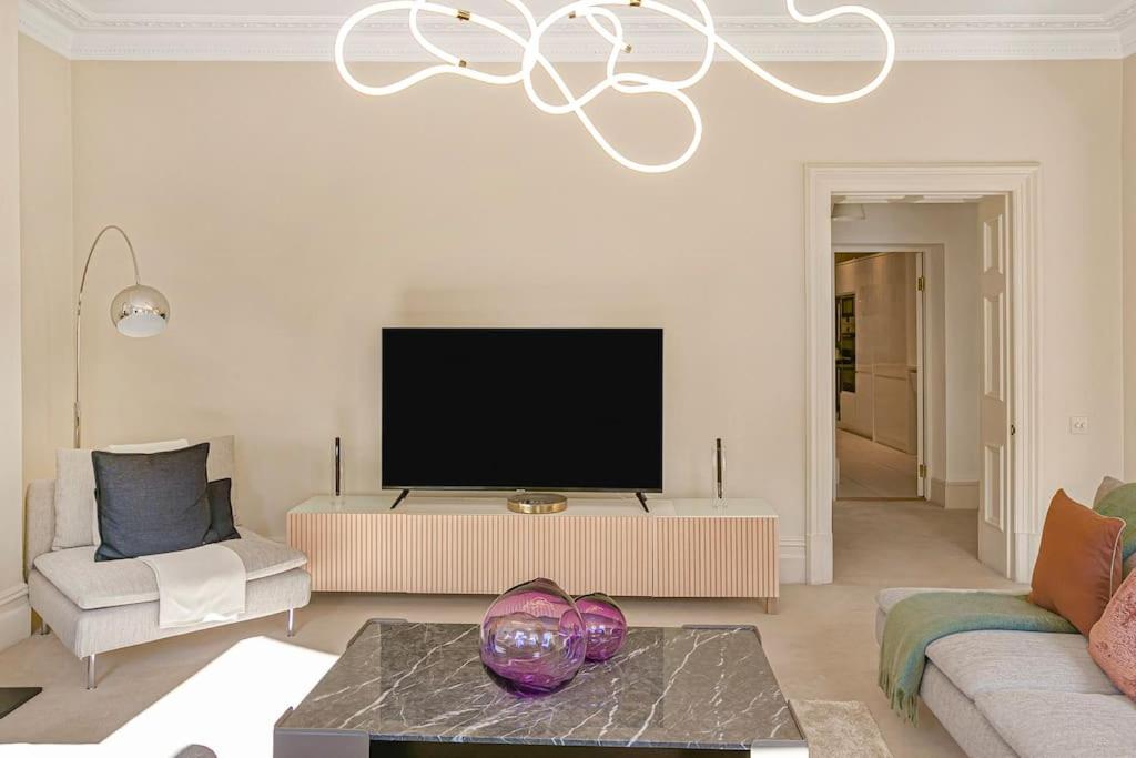 Exclusive 4-Bed Chelsea Residence with Cadogan Square Access