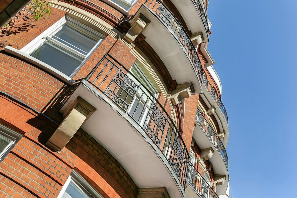 Exclusive 4-Bed Chelsea Residence with Cadogan Square Access