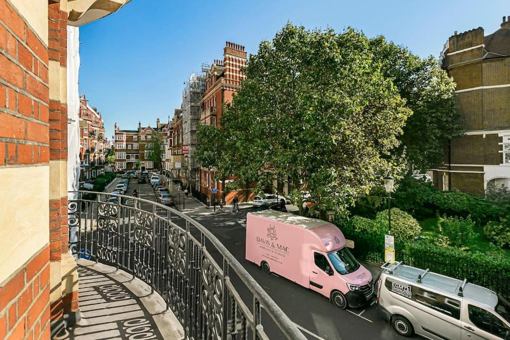 Exclusive 4-Bed Chelsea Residence with Cadogan Square Access