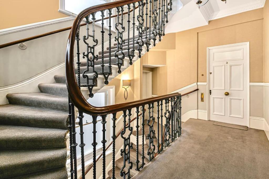 Exclusive 4-Bed Chelsea Residence with Cadogan Square Access
