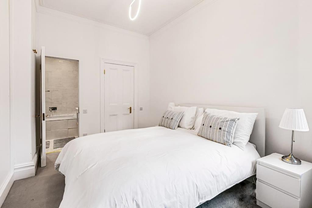 Exclusive 4-Bed Chelsea Residence with Cadogan Square Access