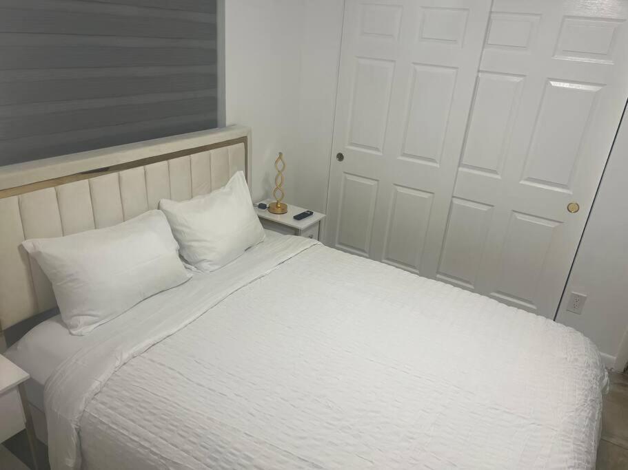 Hollywood Golden House Modern & luxurious Studio view 5