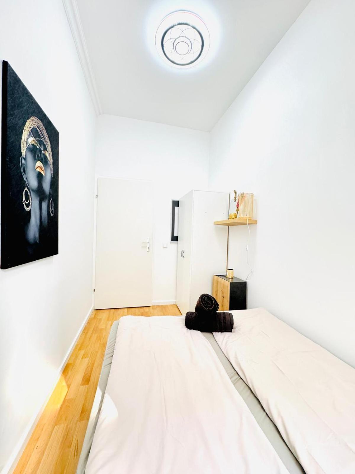 Urban 10-Bedroom Retreat, 8 Minutes from Rathausplatz