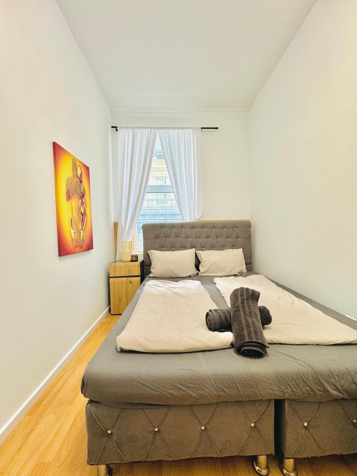 Urban 10-Bedroom Retreat, 8 Minutes from Rathausplatz